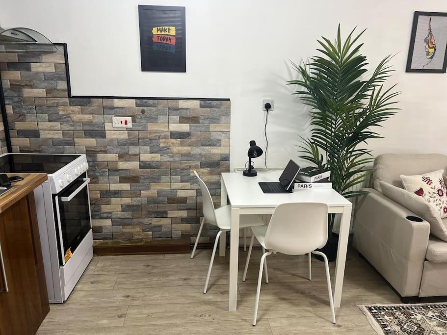 Immaculate House Apartment *
